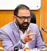 Nagpur Collector Urges Calm, Assures Ample Fuel Stocks Amid Panic Buying