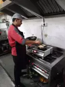 Pune Restaurants Struggle as LPG Shortage Cuts Footfalls by 50%, Delays Service