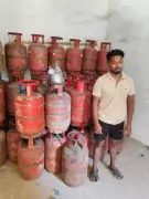 Sambalpur LPG Van Overturn Exposes Illegal Gas Racket, 161 Cylinders Seized