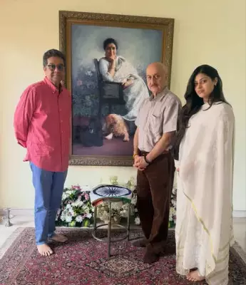Anupam Kher Visits Asha Bhosle's Home, Hears 'Sound of Silence' in Tribute