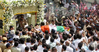 Legendary Singer Asha Bhosle Cremated with Full State Honors in Mumbai