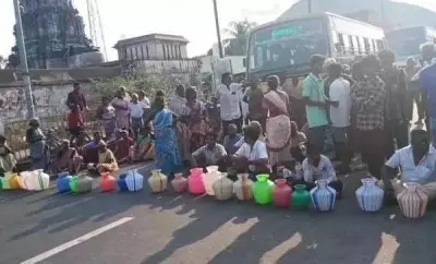 Trichy villagers block road over drinking water shortage