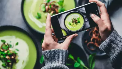 US Restaurants Ban Phones at Tables to Combat Digital Distraction During Dining