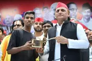 Akhilesh Yadav Meets Tea Stall Owner's Son, Expresses Solidarity Amid Harassment Claims in UP