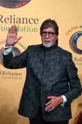 Gadkari Praises Amitabh Bachchan's Road Safety Dedication Despite Injury