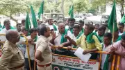 Karnataka Sugarcane Farmers Protest in Mysuru Over Unpaid Rs 100/Tonne Incentive