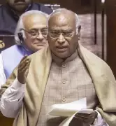 Kharge Launches Dual Attack on LDF and BJP, Labels Vijayan as 'Kerala's Modi'