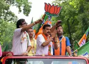 Kolkata Polls: Last-Minute Campaigning with Fish, EVM Props and Door-to-Door Outreach