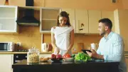 Late Dinner Mistake That Sabotages Weight Loss: Expert Tips