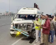 Three Killed in Ghaziabad Expressway Crash: Mini-Bus Mows Down SUV Occupants and Bike Taxi Rider