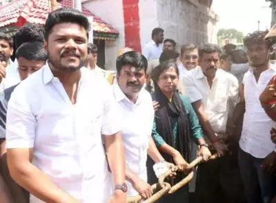 AIADMK's Vijaya Baskar and TVK Minister Farvaz Pull Chariot Together Amid Switch Rumors
