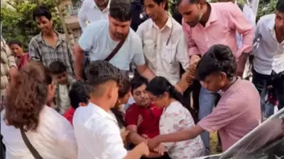 Amitabh Bachchan Fan Faints During Sunday Meet Outside Jalsa, Video Goes Viral