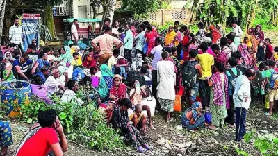 Bangladeshi immigrants queue at Bengal border to return home amid new crackdown