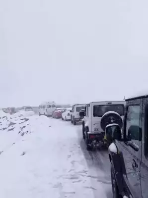 Blizzard Causes Traffic Chaos, Tourists Stranded at Rohtang Pass
