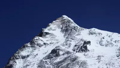 China-Nepal Team Extracts First Full-Depth Ice Core from Mount Everest Summit