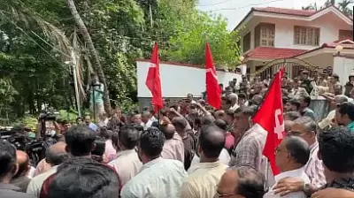 ED Raids Pinarayi Vijayan's Residence in CMRL Case, Kerala Shocked