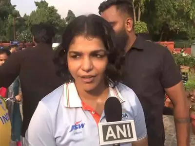 Sakshi Malik Backs Vinesh Phogat, Requests Trials for Wrestler's Return