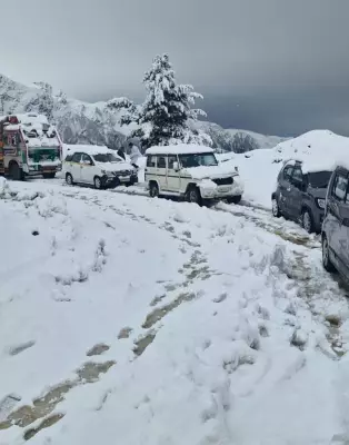 Snowfall Forces Closure of Mughal Road, Hundreds Stranded