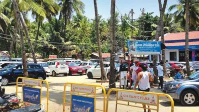 Tourists Face Traffic Woes at Palolem Beach in Canacona