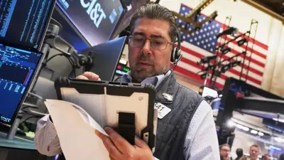 Wall Street Slumps as AI Stocks Tumble and Oil Prices Surge