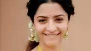 Actress Vedhika Alerts Fans After Mother's Mobile Number Hacked
