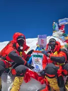 Bengaluru Mountaineers Hoist Karnataka Emblem on Everest Summit