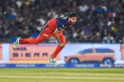Dinesh Karthik's Bhuvneshwar praise goes viral after RCB win