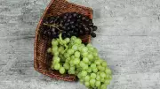 Green Grapes vs Black Grapes: Which Has More Antioxidants?
