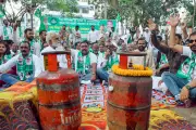 JMM Protests LPG Price Hike in Ranchi, Threatens Agitation Intensification
