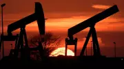 Oil Drops Over 2% After Trump Delays Iran Attack, Hints at Deal