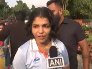 Sakshi Malik Backs Vinesh Phogat, Requests Trials for Wrestler's Return