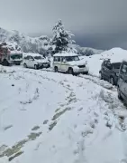 Snowfall Forces Closure of Mughal Road, Hundreds Stranded