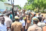 Tenkasi Traders Stage Symbolic Bath to Protest Ban on Night Bathing at Falls