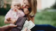 US to Revoke Passports of Parents Owing Over $100,000 in Child Support
