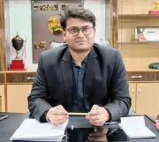 ZP CEO Ishwar Kumar Kandoo Chooses Govt Hospital for Wife's Delivery in Raichur