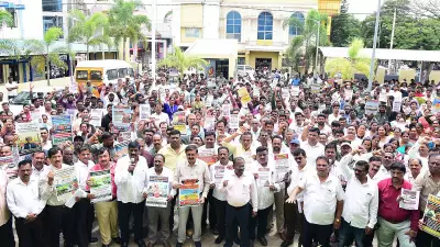 BESCOM, KPTCL Employees Protest Power Sector Privatisation in Tumakuru