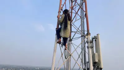 Girl Climbs Mobile Tower in Jharkhand, Demands Boyfriend's Release from Jail