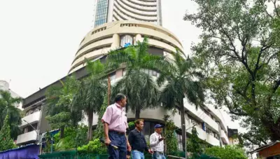 Sensex, Nifty Erase Early Gains to Settle Flat in Volatile Trade