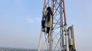 Girl Climbs Mobile Tower in Jharkhand, Demands Boyfriend's Release from Jail