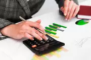 How FD Return Calculator Helps Compare Investment Tenures
