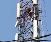 Man Climbs Mobile Tower with 4-Year-Old Daughter in Khamano, Police Negotiate
