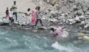 Tourists Ignore River Safety Warnings in Kullu, Manali Despite Recent Drowning