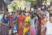 Women Block Road in Krishnagiri Demanding Closure of Tasmac Outlet