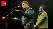 Zakir Khan Welcomes Johnny Lever at 'Papa Yaar' Concert in Mumbai